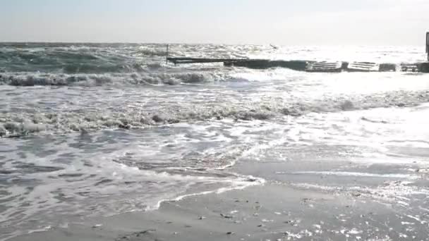 Сильні високі морські хвилі розбиваються на камені з бетонною плитою старий пірс — стокове відео