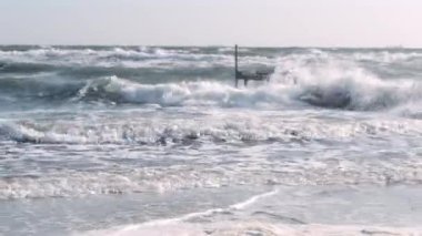 Güçlü açık deniz dalgaları, eski iskeledeki beton levhalarla kırılır.