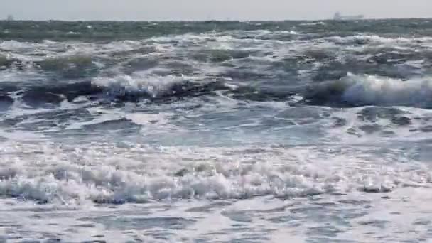 Βροχερή θάλασσα. Τα κύματα της φουρτουνιασμένης θάλασσας κυλούν στην ακτή την ηλιόλουστη μέρα. — Αρχείο Βίντεο