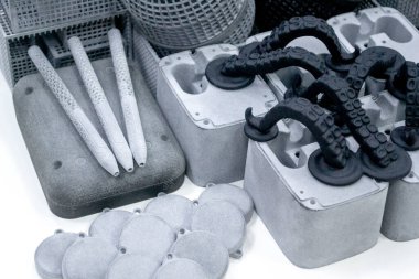 Toz poliyamitten 3D yazıcıya basılmış birçok farklı nesne.