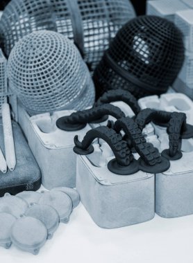 Toz poliyamitten 3D yazıcıya basılmış birçok farklı nesne.