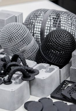 3D yazıcıda birçok farklı model basıldı. Gri ve siyah nesneler yazdırıldı