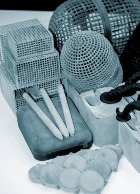 3D yazıcıda birçok farklı model basıldı. Gri ve siyah nesneler yazdırıldı