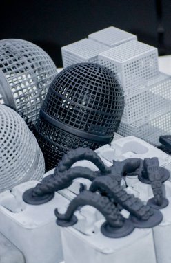 3D yazıcıda birçok farklı model basıldı. Gri ve siyah nesneler yazdırıldı
