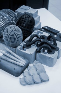 3D yazıcıda birçok farklı model basıldı. Gri ve siyah nesneler yazdırıldı