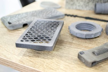 3D yazıcıda birçok farklı model basıldı. Gri ve siyah nesneler yazdırıldı