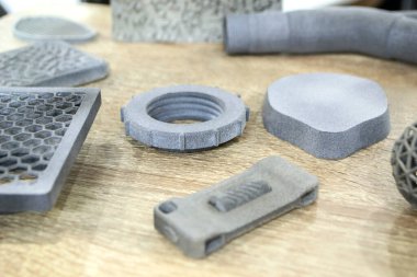 3D yazıcıda birçok farklı model basıldı. Gri ve siyah nesneler yazdırıldı