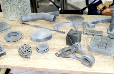 3D yazıcıda birçok farklı model basıldı. Gri ve siyah nesneler yazdırıldı