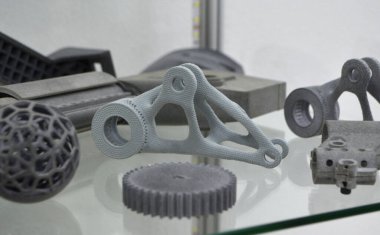 3D yazıcıda birçok farklı model basıldı. Gri ve siyah nesneler yazdırıldı