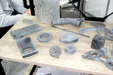 3D yazıcıda birçok farklı model basıldı. Gri ve siyah nesneler yazdırıldı