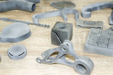 3D yazıcıda birçok farklı model basıldı. Gri ve siyah nesneler yazdırıldı