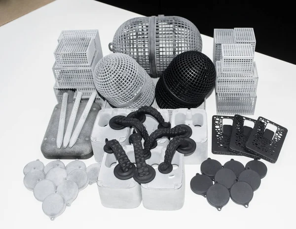 Birçok model 3D yazıcıda basıldı. Gri ve siyah nesneler 3D yazıcı.