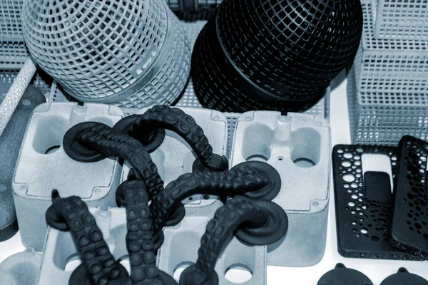 3D yazıcıda birçok farklı model basıldı. Gri ve siyah nesneler yazdırıldı