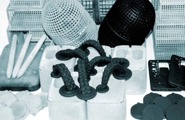 3D yazıcıda birçok farklı model basıldı. Gri ve siyah nesneler yazdırıldı