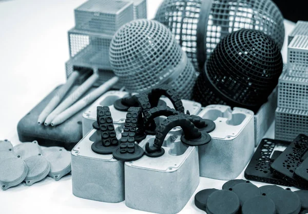 3D yazıcıda birçok farklı model basıldı. Gri ve siyah nesneler yazdırıldı