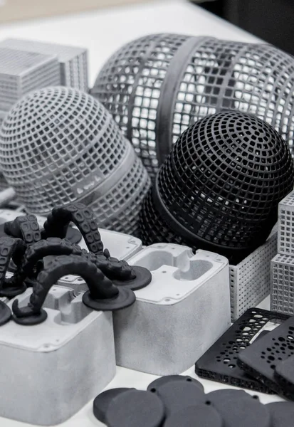 3D yazıcıda birçok farklı model basıldı. Gri ve siyah nesneler yazdırıldı