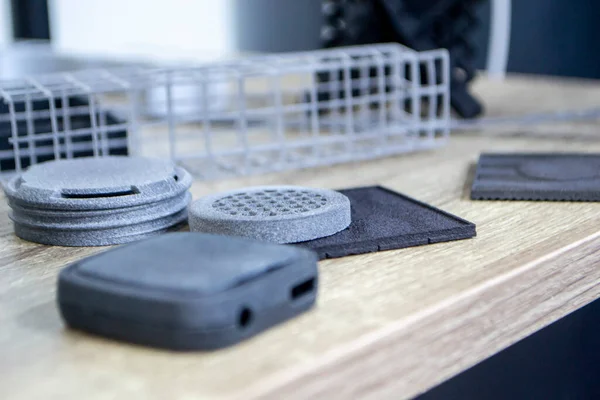 3D yazıcıda birçok farklı model basıldı. Gri ve siyah nesneler yazdırıldı