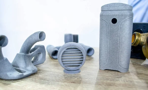 3D yazıcıda birçok farklı model basıldı. Gri ve siyah nesneler yazdırıldı