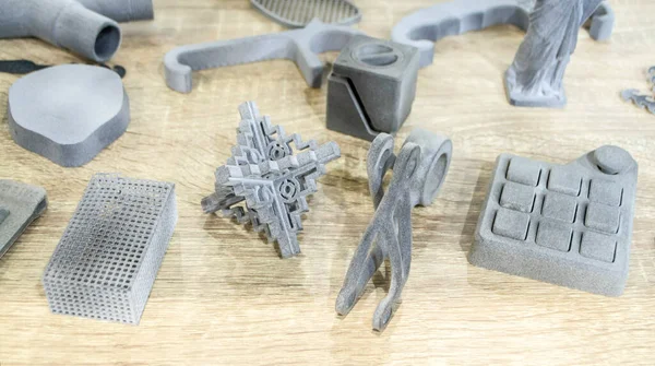 3D yazıcıda birçok farklı model basıldı. Gri ve siyah nesneler yazdırıldı