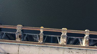 Nehirdeki Hava Aracı Barajı. Üst Görünüm Hidroelektrik Barajı.