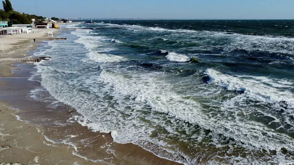 Flygdrönare visa flygning över havet vågor som rullar på sandstrand. — Stockfoto