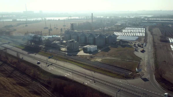 Blick auf den Aufzug am sonnigen Tag. Metallstruktur der Kornkammer. Getreidespeicher — Stockfoto