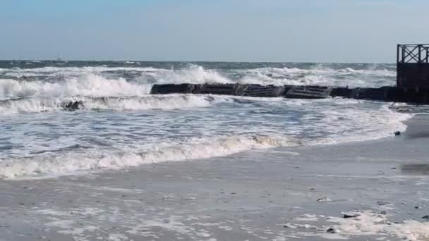 Fortes vagues de haute mer se brisent sur la pierre avec dalle de béton brise-lames ancienne jetée — Video