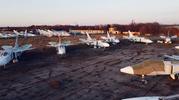 Повітряний дрон дивиться політ над стоянкою старих демонтованих літаків. цвинтарі — стокове фото