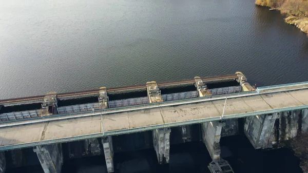 Nehirdeki Hava Aracı Barajı. Üst Görünüm Hidroelektrik Barajı.