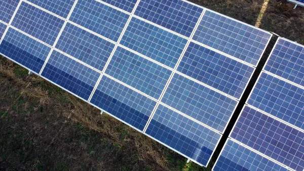 Hava aracı güneş enerjisi istasyonu panelleri üzerinde uçuyor. Havadan üst görünüm — Stok fotoğraf