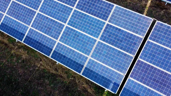 Paneles solares de vista aérea de drones en el primer día soleado. Panel solar fotovoltaico — Foto de Stock