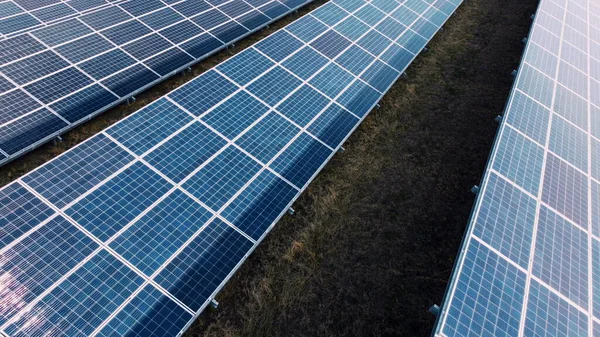 Hava aracı görüşlü güneş enerjisi istasyonu panelleri. Güneş çiftliğinin gökyüzü görüntüsü. — Stok fotoğraf
