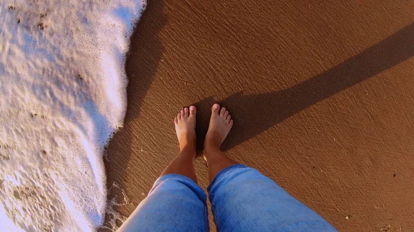 Chica de pie en la playa de arena. Océano mar ola con rollos de espuma blanca —  Fotos de Stock
