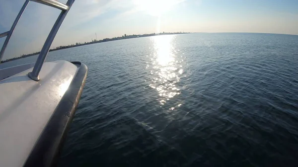 Θαλάσσιο τοπίο, θέα θάλασσα κύματα με αντανάκλαση από τον ήλιο πλώρη του μηχανοκίνητου σκάφους — Φωτογραφία Αρχείου