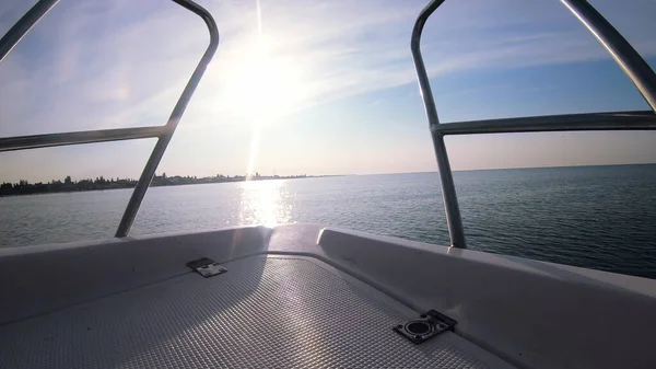 Seascape, vista das ondas do mar com reflexão do sol da proa do barco a motor. — Fotografia de Stock