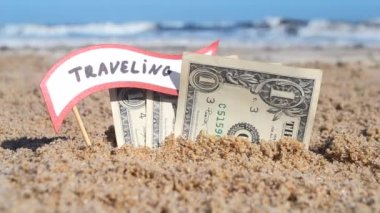 Kağıt bir dolar ve kelime seyahat ile küçük çubuk kağıt konuşma balonu fatura