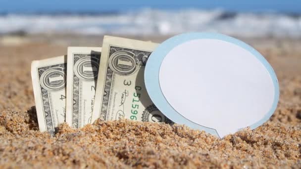 Notas de papel um dólar e vara pequena com bolha de discurso de papel vazia limpa — Vídeo de Stock