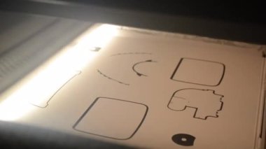 Büyük endüstriyel 3D yazıcıda beyaz poliyamid tozundan modeller oluşturuluyor