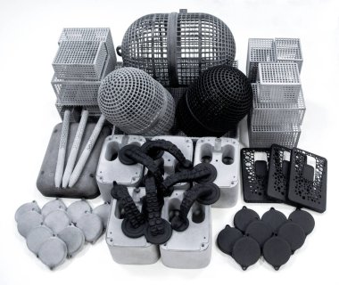 Birçok model 3D yazıcıda basıldı. Gri ve siyah nesneler 3D yazıcı.