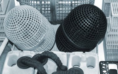 Birçok model 3D yazıcıda basıldı. Gri ve siyah nesneler 3D yazıcı.