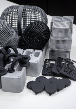 3D yazıcıda birçok farklı model basıldı. Gri ve siyah nesneler yazdırıldı