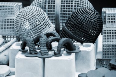 Birçok model 3D yazıcıda basıldı. Gri ve siyah nesneler 3D yazıcı.