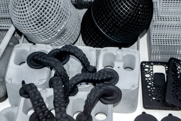 Birçok model 3D yazıcıda basıldı. Gri ve siyah nesneler 3D yazıcı.