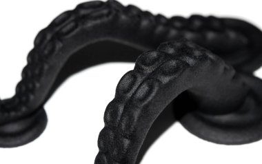 Modeller 3D yazıcıda basıldı. 3D yazıcıya basılmış siyah nesneler plastik