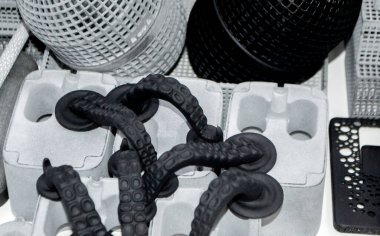Modeller 3D yazıcıda basıldı. 3D yazıcıya basılmış siyah nesneler plastik