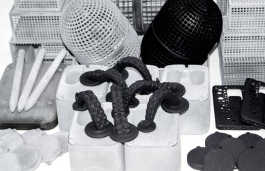 Modeller 3D yazıcıda basıldı. 3D yazıcıya basılmış siyah nesneler plastik