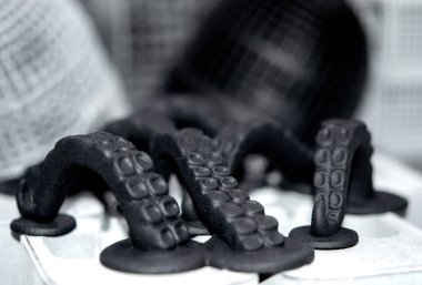 Modeller 3D yazıcıda basıldı. 3D yazıcıya basılmış siyah nesneler plastik