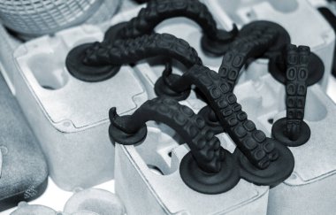 Modeller 3D yazıcıda basıldı. 3D yazıcıya basılmış siyah nesneler plastik