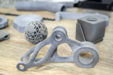Modeller 3D yazıcıda basıldı. 3D yazıcıya basılmış gri nesneler plastik