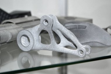 Modeller 3D yazıcıda basıldı. 3D yazıcıya basılmış gri nesneler plastik